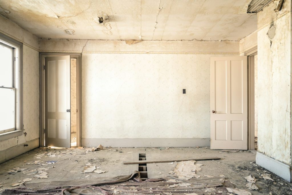 Habitación de una vivienda abandonada con paredes y suelo deteriorados